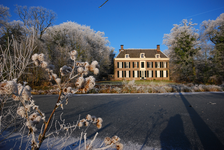 900055 Gezicht op het huis Oud Amelisweerd (Koningslaan 9) te Bunnik, tijdens winterse omstandigheden. Op de voorgrond ...